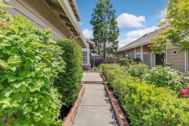 7777 Crossridge Rd, Dublin CA: https://media.crmls.org/mediaz/169bbd81-2c9b-48a7-96f8-b9f39e247b27.jpg