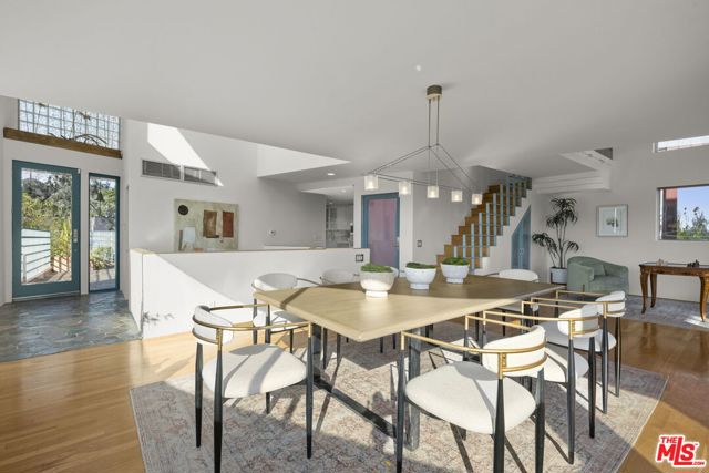 2980 Hollyridge Drive, Los Angeles CA: https://media.crmls.org/mediaz/169c0c03-9c66-4ede-824b-54eaac86a2d6.jpg