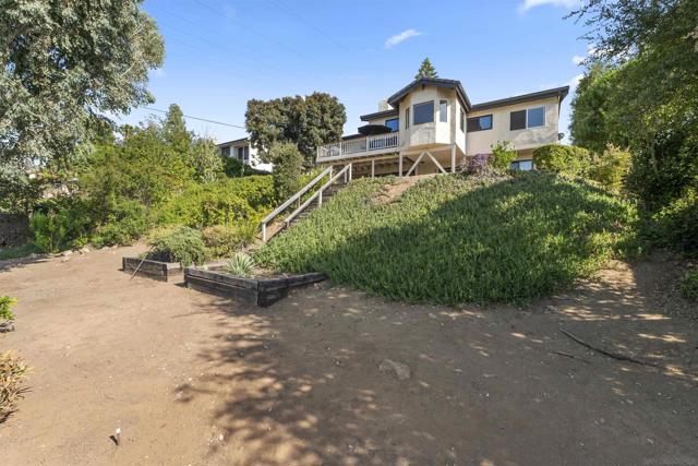 17924 Saint Andrews Dr, Poway CA: https://media.crmls.org/mediaz/169c19e1-725d-4005-b708-a2579ca881b4.jpg