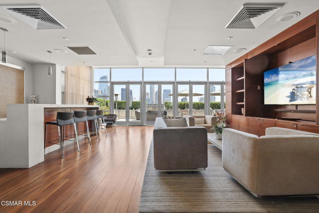 1155 S Grand Avenue, Los Angeles CA: https://media.crmls.org/mediaz/169cb1b5-6759-4398-b5c3-162bd8367512.jpg