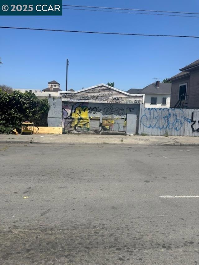 1201 41st Ave, Oakland CA: https://media.crmls.org/mediaz/169d6ad9-5af9-489b-8de8-6a05dda28058.jpg