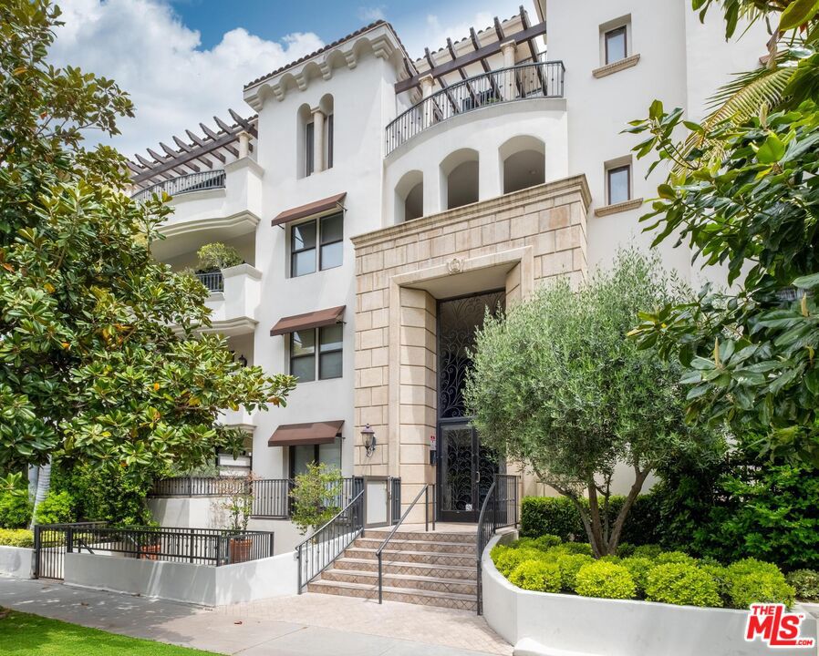 122 N Clark Drive #402
