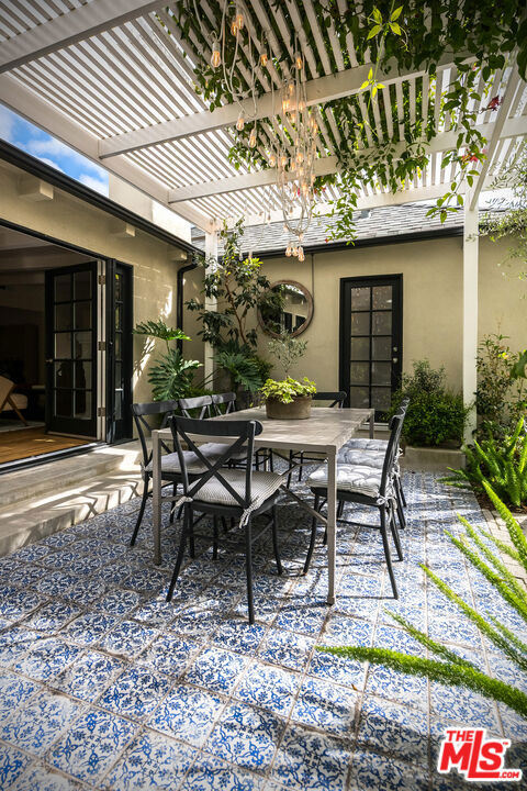 13109 Valley Vista Boulevard, Studio City CA: https://media.crmls.org/mediaz/169f71de-c4dd-4a4a-88b5-623f4d927256.jpg