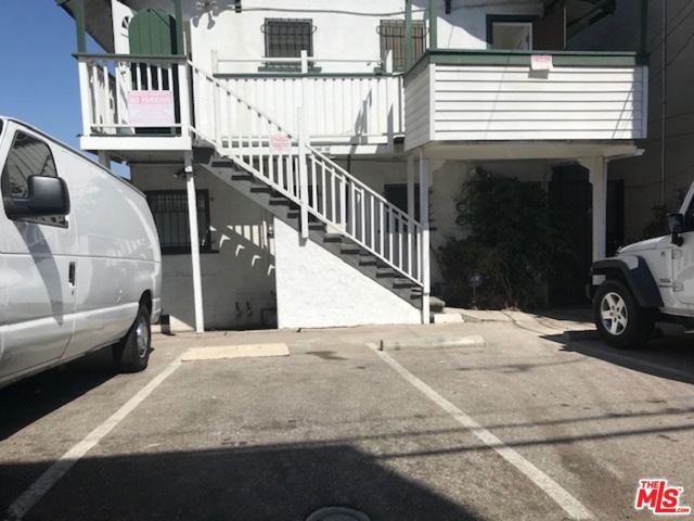 1307 Innes Place B Venice, California Walk to beach, shops and dog park from this adorable one bedroom on ground floor in small fourplex with one outdoor parking spot. Newly remodeled kitchen with stove, dishwasher, fridge, microwave and granite countertops. Bonus room off the bedroom ideal for Artist Studio, Home Office, Massage Therapy Room, Surfboard or Bike Storage - Be Creative! This apartment has its own security gate and small private outdoor area for BBQs, relaxing, planting, morning coffee or Happy Hour! Vacant and easy to see. Owner requires credit of 700 or more.