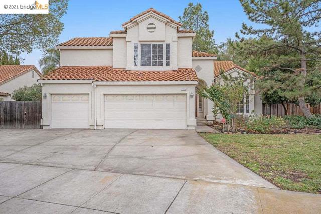 1274 Sea Vista Dr Brentwood, California NOT FOR RENT! Most popular floorplan in Spinnaker Ridge, entry with living space on the right, step up to formal dining and then kitchen in rear, down to family room and bedroom and bath. Upstairs is 2nd and primary bedroom, hall bath, 3rd bath with shower, soaking tub and walk-in closet: sitting area or office instead of 4th bedroom. Fresh carpet, flooring thru out. New stainless dishwasher & wine cooler, original stovetop, newer oven & microwave, tile counter tops, large pantry. Refrigerator in garage & washer/dryer stays. Huge back yard, lots of trees and shade in front and back, side yard access allows room for boat or RV, covered patio and vintage spa-new cover; room for pool. New fence on north side. Street is like a cul-de-sac and neighbors share pickellball court in front. Easy Living in the Heart of Brentwood.