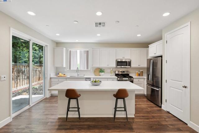 1305 Sunningdale Lane, Fairfield CA: https://media.crmls.org/mediaz/16a11e26-c02e-4dbd-a0bf-eb71f5b9a89d.jpg