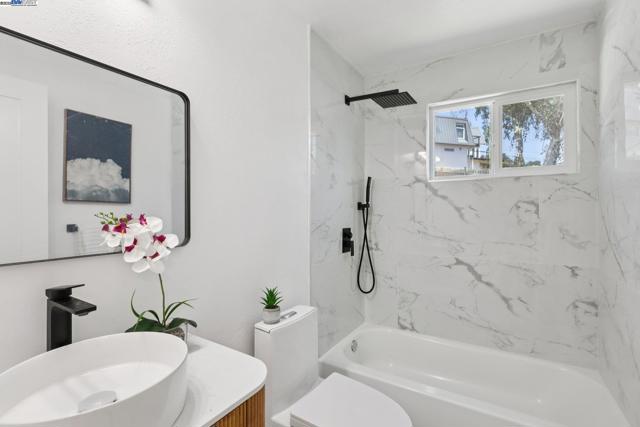 1218 Lattie Ln, Mill Valley CA: https://media.crmls.org/mediaz/16a166bb-1cdc-419d-b84d-05bdbffbeb49.jpg