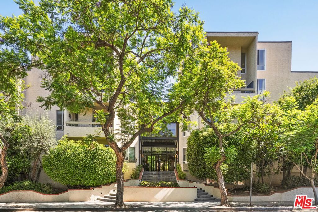 https://media.crmls.org/mediaz/16a20225-507f-4e4a-a5ac-e5efde4e80b8.jpg?preset=X-Large