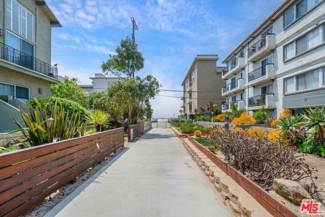20 1/2 NORTHSTAR Street, Marina del Rey CA: https://media.crmls.org/mediaz/16a29cfd-8fd7-4194-94f5-5b920258f7b6.jpg