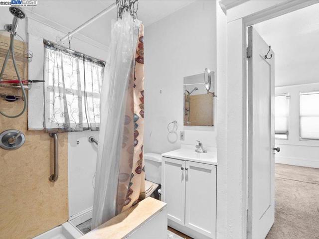 1013 Chestnut St, Oakland CA: https://media.crmls.org/mediaz/16a35291-aa24-4e0a-a6bb-8fbc236365ba.jpg