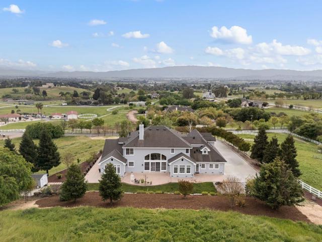9560 Via Del Oro, Gilroy CA: https://media.crmls.org/mediaz/16a37593-863c-491a-bc7e-b461af66e8be.jpg