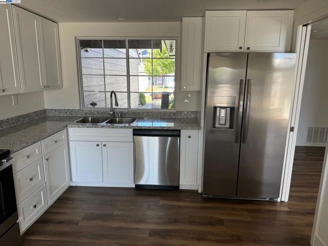 118 Pelican Loop, Pittsburg CA: https://media.crmls.org/mediaz/16a43c45-e9bb-4804-840f-259b18815219.jpg