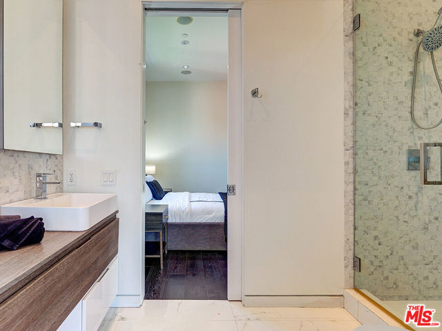 6360 Maryland Drive, Los Angeles CA: https://media.crmls.org/mediaz/16a4698d-02fe-490d-bccb-13ab80a5eeb6.jpg
