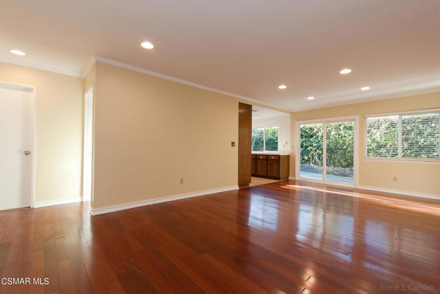 2743 Rustic Glen Drive, Thousand Oaks CA: https://media.crmls.org/mediaz/16a51c39-255c-49f0-80b4-bd4464c131a5.jpg