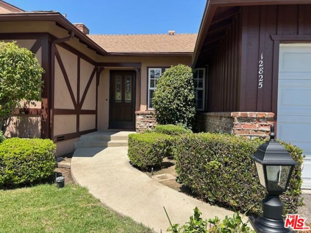 12825 Waddell Street, Valley Village CA: https://media.crmls.org/mediaz/16a58d05-b932-48dc-a50f-80e2c3806d81.jpg