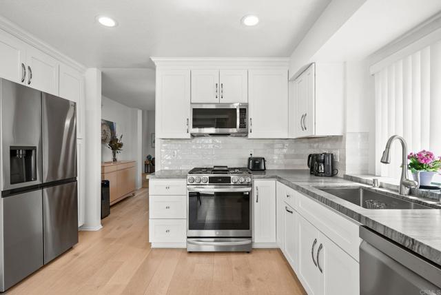 6887 Carnation Drive, Carlsbad CA: https://media.crmls.org/mediaz/16a5c24f-34ca-4af5-87a6-7d89f859752d.jpg