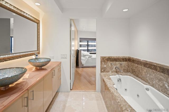 Image 31 of 51 For 100 Harbor Dr  2205