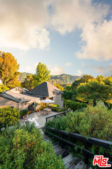 25761 Vista Verde Drive, Calabasas CA: https://media.crmls.org/mediaz/16a67ad1-5712-4eca-9b71-16cd13bef899.jpg