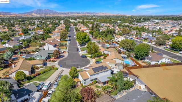 235 Pecan Pl, Brentwood CA: https://media.crmls.org/mediaz/16a6ab47-7e76-4fab-aed5-25e35f7ab1bc.jpg