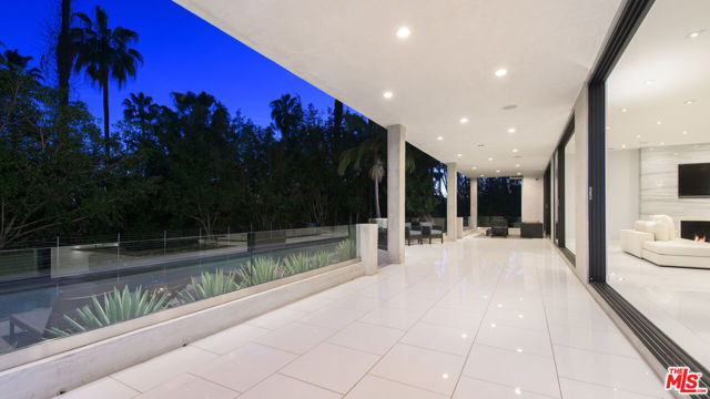 900 N HILLCREST Road, Beverly Hills CA: https://media.crmls.org/mediaz/16a73027-9812-4e25-8c67-fadbab3da08f.jpg