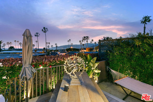 29500 Heathercliff Road, Malibu CA: https://media.crmls.org/mediaz/16a7d35a-6313-4336-b40a-9cdf878f3595.jpg