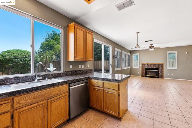 2 Quiet Path Ct, Pittsburg CA: https://media.crmls.org/mediaz/16a819a4-735e-4656-94e3-a234e5aed8b3.jpg