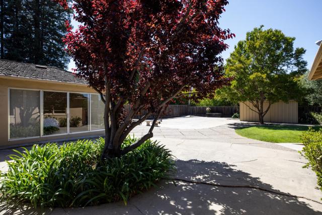 1850 White Oak Drive, Menlo Park CA: https://media.crmls.org/mediaz/16a8c6bb-3542-4b0c-9c72-255a9a283163.jpg