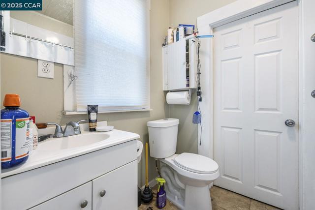 935 E Yosemite Ave, Madera CA: https://media.crmls.org/mediaz/16a8e5bc-f52d-4e7c-920a-30d77ef79839.jpg