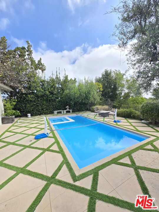 16544 Park Lane Circle, Los Angeles CA: https://media.crmls.org/mediaz/16a8e76a-4983-4178-bad1-58841e689585.jpg