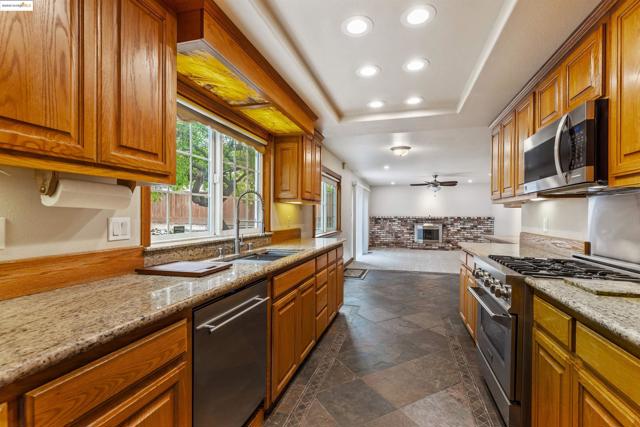 3405 Garrow Dr, Antioch CA: https://media.crmls.org/mediaz/16a8e8e8-118c-4db7-9374-bcad2e01398e.jpg