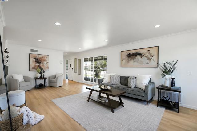 30566 Prestwick Ave, Hayward CA: https://media.crmls.org/mediaz/16a95d53-c0cc-4cbe-99d7-be6abbfa058f.jpg