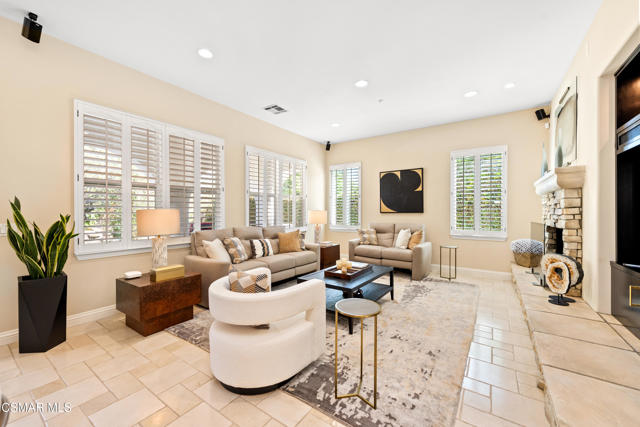 1008 N Country Club Drive, Simi Valley CA: https://media.crmls.org/mediaz/16aa0544-4bc7-4f87-b3a6-09508541799d.jpg
