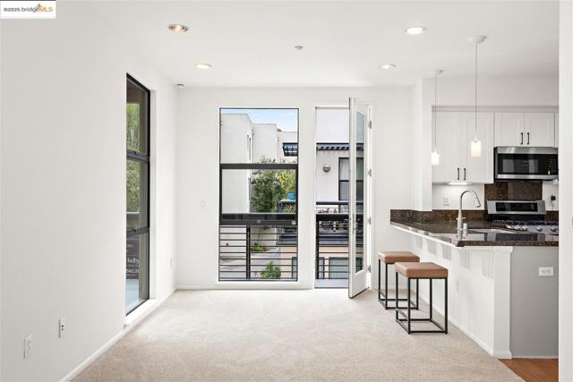 121 City Limits Cir, Emeryville CA: https://media.crmls.org/mediaz/16aa2325-c550-4d9d-9522-fe1cbbc71105.jpg