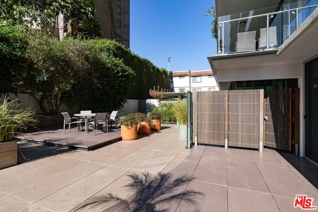 535 OCEAN Avenue, Santa Monica CA: https://media.crmls.org/mediaz/16ab008c-9a90-4ce3-8ed4-5711f2337c55.jpg