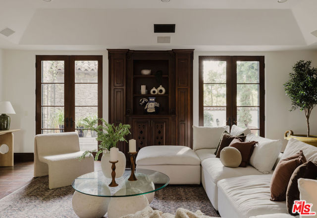 9301 Cherokee Lane, Beverly Hills CA: https://media.crmls.org/mediaz/16aca068-2918-4726-8ff4-cb1eb83810e9.jpg