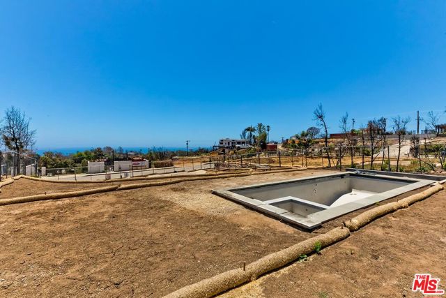 16529 Chattanooga Place, Pacific Palisades CA: https://media.crmls.org/mediaz/16aca902-bfff-4690-bb7b-c137cdecb947.jpg