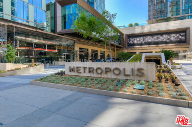 889 Francisco Street, Los Angeles CA: https://media.crmls.org/mediaz/16acdf33-cacd-48aa-bccb-93710f1fe017.jpg
