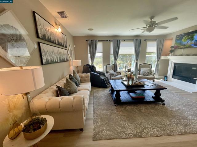 2365 Lansdowne Pl, Vallejo CA: https://media.crmls.org/mediaz/16ad2b5b-4a4f-4fc3-bfdb-19597317019a.jpg