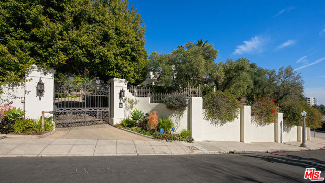 2400 Inverness Avenue, Los Angeles CA: https://media.crmls.org/mediaz/16ae177c-be8f-44af-a5f1-a5dfb2818f9f.jpg