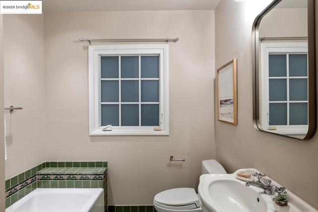 6452 Ascot Dr, Oakland CA: https://media.crmls.org/mediaz/16ae8492-1199-4366-9f0f-40578e007ab6.jpg