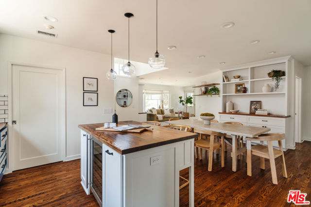 7920 Yorktown Avenue, Los Angeles CA: https://media.crmls.org/mediaz/16aeb531-68eb-4463-adfb-762355bed575.jpg