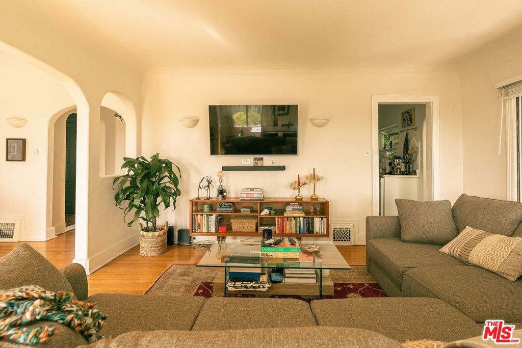 https://media.crmls.org/mediaz/16af30b4-25d5-4632-95e4-0b76afe58853.jpg?preset=X-Large