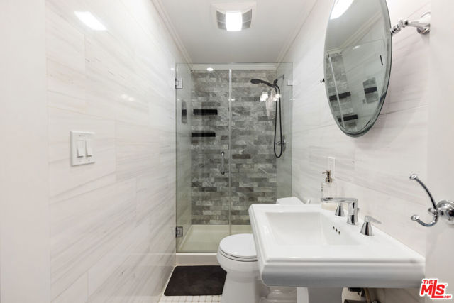 6708 Hillpark Drive, Los Angeles CA: https://media.crmls.org/mediaz/16af654d-1038-4153-bb74-d9aeab28b863.jpg