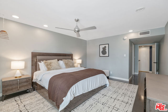 8535 W West Knoll Drive, West Hollywood CA: https://media.crmls.org/mediaz/16afe903-dcef-4368-b74a-63185498d1e3.jpg