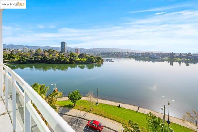 1 Lakeside Dr, Oakland CA: https://media.crmls.org/mediaz/16b0707b-7a22-4eb7-b19e-bb2ccd8d1e19.jpg