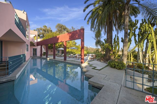 2980 Hollyridge Drive, Los Angeles CA: https://media.crmls.org/mediaz/16b13013-9cb2-4186-89ad-4a4585e9b220.jpg