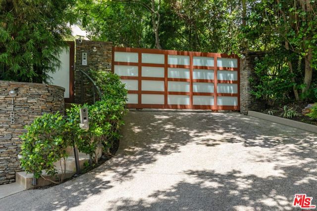 1188 Brooklawn Drive, Los Angeles CA: https://media.crmls.org/mediaz/16b1c7f8-7baf-4cc7-a7a4-f1909535c941.jpg
