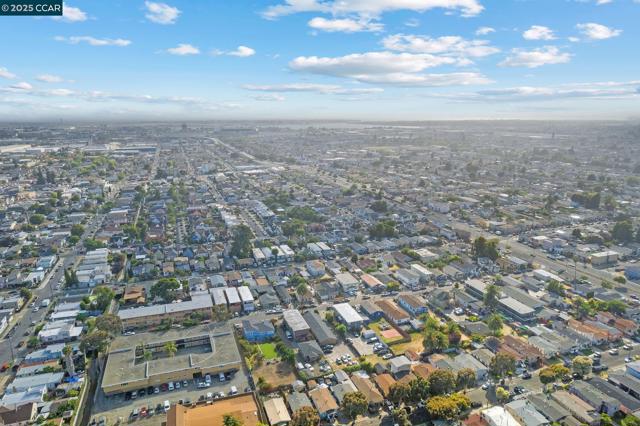 7447 Lockwood St, Oakland CA: https://media.crmls.org/mediaz/16b29eef-a98b-4bf9-9644-1066aa8e76f2.jpg