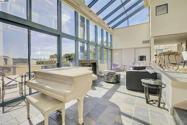 319 Tappan Ter, Orinda CA: https://media.crmls.org/mediaz/16b2a32b-fa33-4f5c-b72f-9d5c2e80377c.jpg