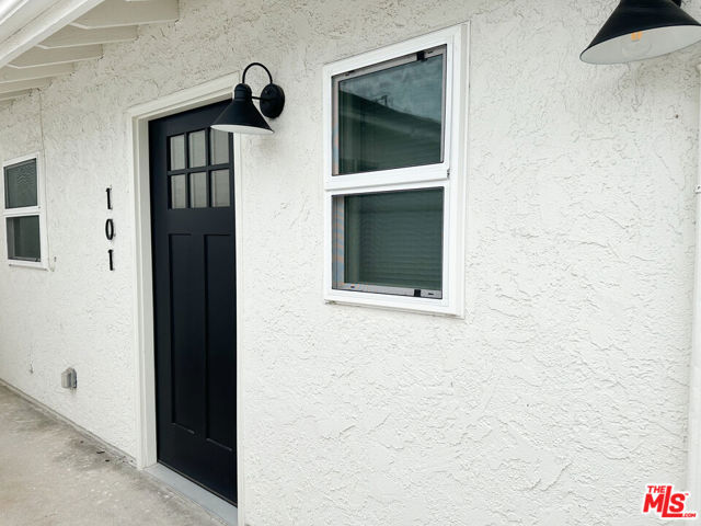 1837 N Brighton Street, Burbank CA: https://media.crmls.org/mediaz/16b2f733-d3c4-483e-900c-f0cbf93bdf40.jpg
